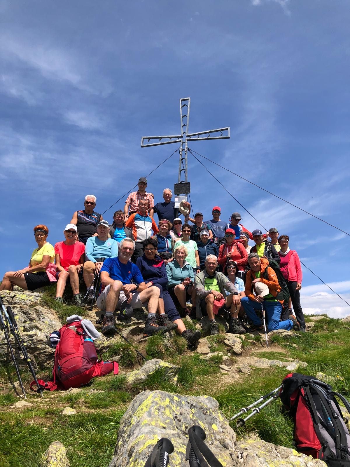 Bild enthält, Outdoors, Adult, Male, Man, Person, Backpack, Bag, Backpacking, Volleyball, Volleyball (Ball)