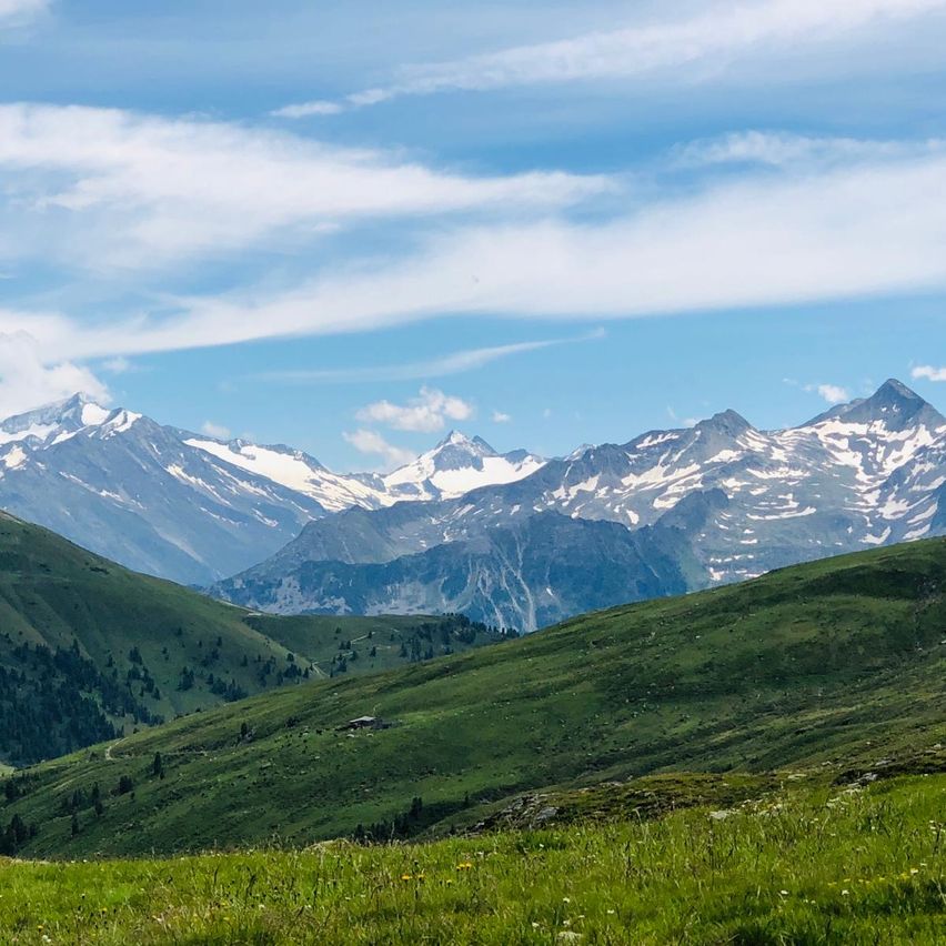 Bild enthält, Nature, Outdoors, Mountain, Mountain Range, Scenery, Sky, Peak, Slope, Ground, Grass