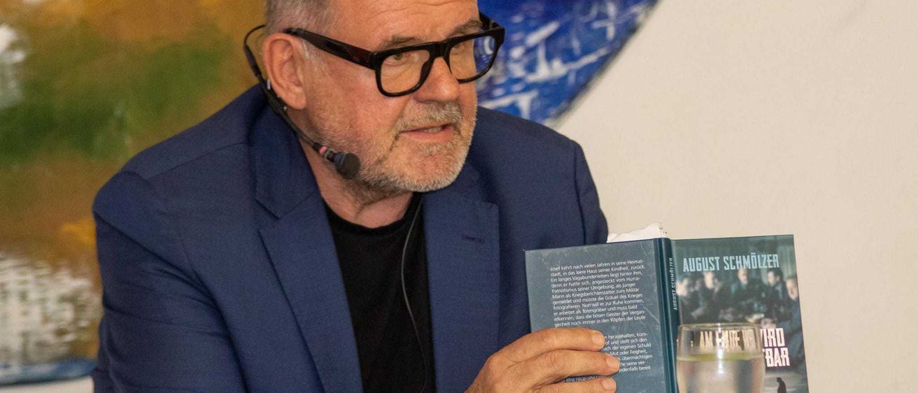 Bild enthält, Person, Reading, Advertisement, Poster, Adult, Male, Man, Beer, Publication, Face