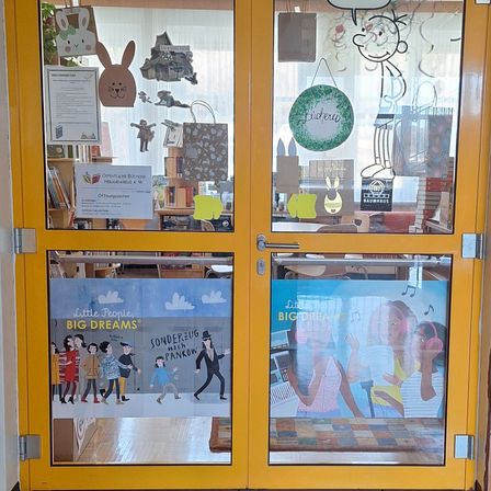 Bild enthält, Door, Advertisement, Person, Face, Head, Poster, Shop