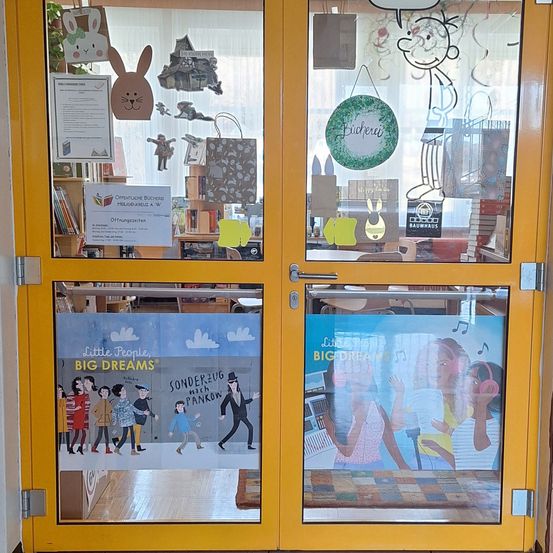 Bild enthält, Door, Advertisement, Person, Face, Head, Poster, Shop