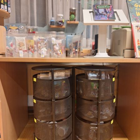 Bild enthält, Shelf, Plywood, Wood, Furniture, Drawer, Cupboard, Table, Desk, Book, Computer