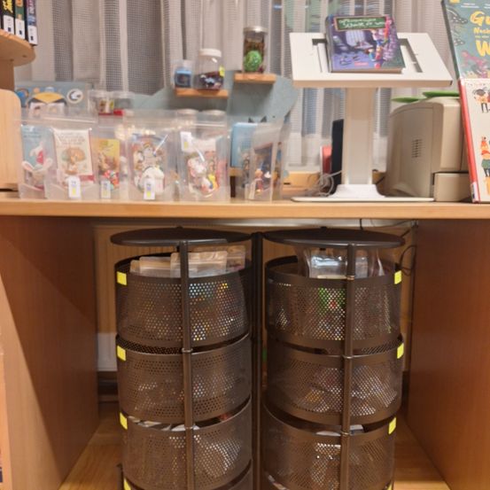 Bild enthält, Shelf, Plywood, Wood, Furniture, Drawer, Cupboard, Table, Desk, Book, Computer