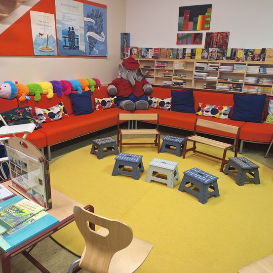 Bild enthält, Kindergarten, Chair, Furniture, Building, Couch, Person, Indoors, Living Room, Play Area, Library