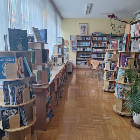 Bild enthält, Floor, Flooring, Wood, Hardwood, Interior Design, Book, Library, Building, Furniture, Bookcase