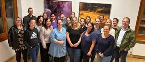 Bild enthält, People, Person, Groupshot, Adult, Female, Woman, Pants, Male, Man, Coat