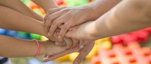 Bild enthält, Massage, Person, Body Part, Hand, Holding Hands, Child, Female, Girl