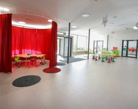 Bild enthält, Floor, Indoors, Interior Design, Dining Room, Dining Table, Flooring, Living Room, Lighting, Foyer, Chess