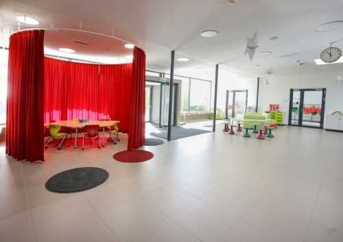 Bild enthält, Floor, Indoors, Interior Design, Dining Room, Dining Table, Flooring, Living Room, Lighting, Foyer, Chess