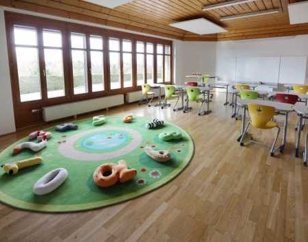 Bild enthält, Kindergarten, Indoors, Interior Design, Home Decor, Floor, Flooring, Play Area, Classroom, School