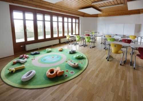 Bild enthält, Kindergarten, Indoors, Interior Design, Home Decor, Floor, Flooring, Play Area, Classroom, School
