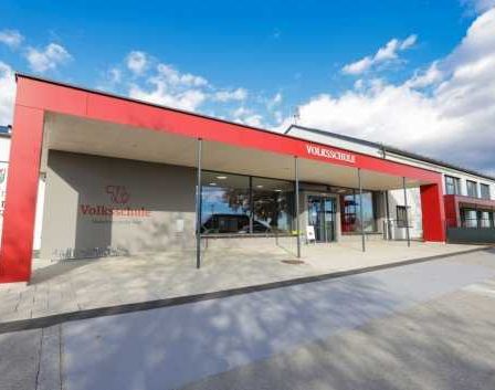 Bild enthält, Car, Car Dealership, Transportation, Vehicle, Gate