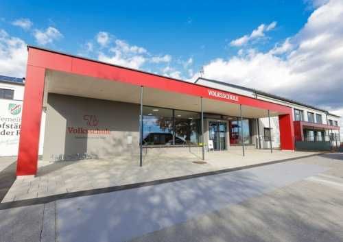 Bild enthält, Car, Car Dealership, Transportation, Vehicle, Gate