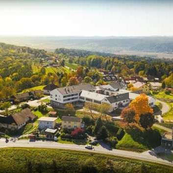 Bild enthält, Neighborhood, Outdoors, Building, Nature, Countryside, Aerial View, Suburb, Rural, Landscape, Housing