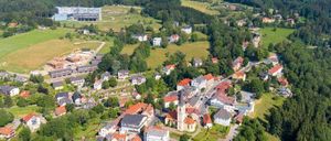 Bild enthält, Outdoors, Nature, Architecture, Building, Countryside, Rural, Village, Scenery, Landscape, Tree