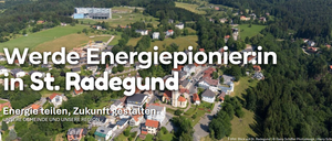Luftaufnahme eines Dorfes mit den Worten 'Energiepioniere' und 'Gadegund'. Gebäude mit Solarpanelen, eine Kirche und eine Straße. Das Foto wurde von Blick au aufgenommen.