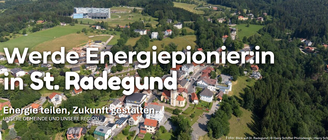 Luftaufnahme eines Dorfes mit den Worten 'Energiepioniere' und 'Gadegund'. Gebäude mit Solarpanelen, eine Kirche und eine Straße. Das Foto wurde von Blick au aufgenommen.