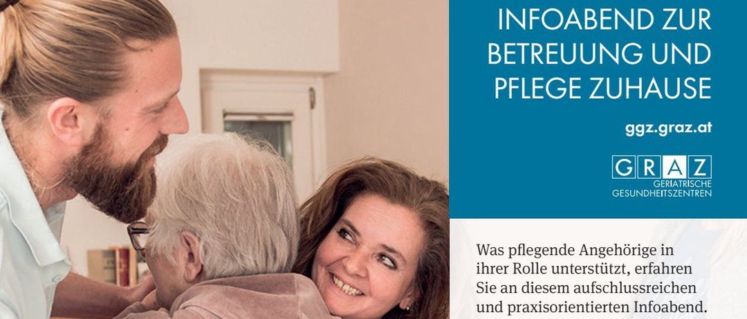 Eine ältere Frau wird von einem Mann und einer Frau umarmt und lächelt in einem Wohnzimmer. Der Plakat hat Text auf Deutsch. Der Plakat hat den Titel 'Infoabend Zur Betreuung Und Pflege Zuhause'. Der Plakat hat einen QR-Code unten rechts.