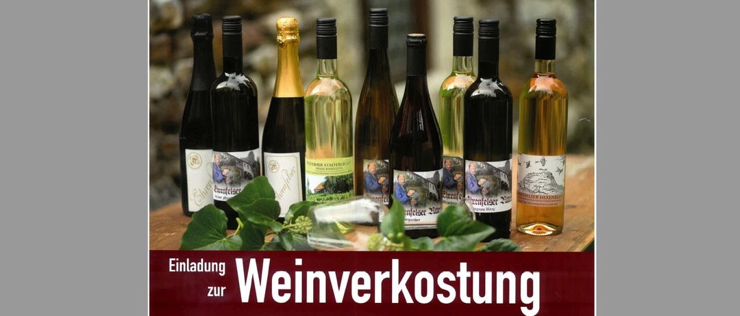 Plakat für eine Weinverkostung auf Burg Ehrenfels. Es zeigt mehrere Weinflaschen und nennt Datum, Uhrzeit und Ort. Die Verkostung beinhaltet eine musikalische Präsentation von Erwin & Rudi.