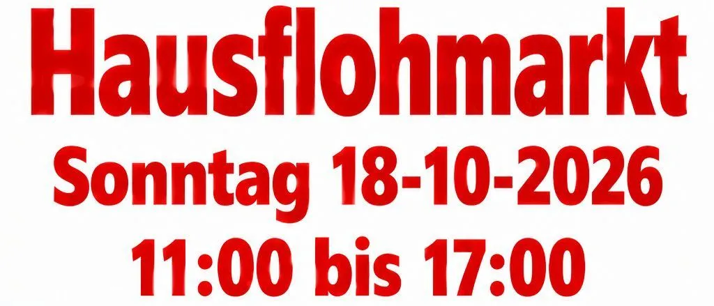 Ein Werbeplakat für einen Hausverkauf mit ausgestellten Gegenständen vor einem Haus.