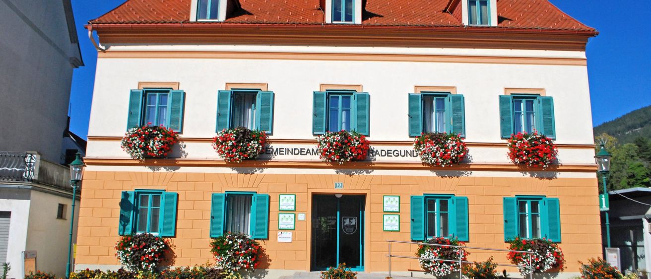 Bild enthält, Architecture, Building, House, Housing, Villa, City, Plant, Potted Plant, Window, Urban