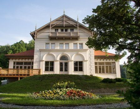 Bild enthält, Building, House, Housing, Villa, Grass, Plant, Hotel, Resort, Cottage, Manor