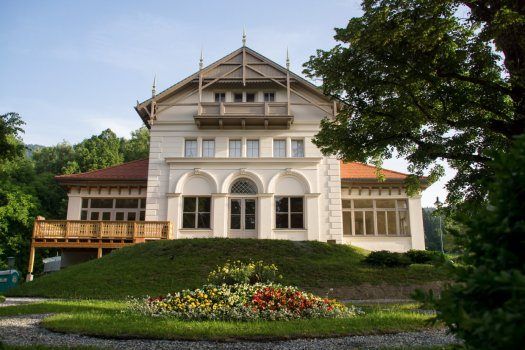 Bild enthält, Building, House, Housing, Villa, Grass, Plant, Hotel, Resort, Cottage, Manor