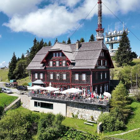 Bild enthält, Building, Tree, Cottage, Housing, Nature, Outdoors, Scenery, Fir, Car, Person