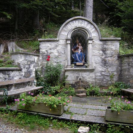 Bild enthält, Slate, Bench, Furniture, Garden, Nature, Outdoors, Person, Cross, Plant, Tomb