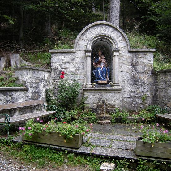 Bild enthält, Slate, Bench, Furniture, Garden, Nature, Outdoors, Person, Cross, Plant, Tomb