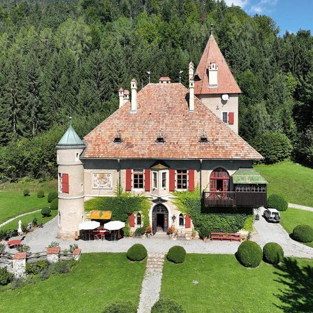 Bild enthält, Architecture, Building, Housing, House, Grass, Plant, Outdoors, Manor, Cottage