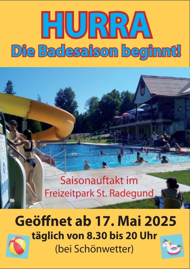 Ein Plakat kündigt die Eröffnung der Badesaison in St. Radegund an. Es zeigt eine Wasserrutsche und ein Schwimmbecken mit Schwimmenden. Der Eröffnungstermin ist der 17. Mai 2025.