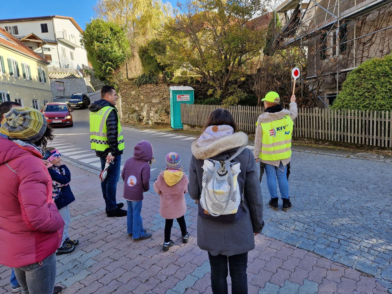 Bild enthält, Path, Road, Walkway, Adult, Female, Person, Woman, Walking, Jacket, City