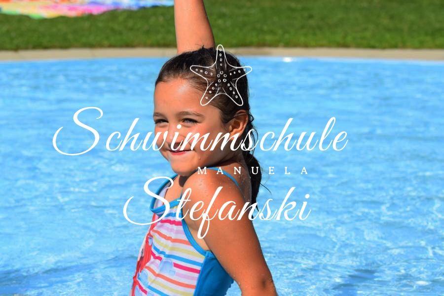 Ein kleines Mädchen steht im Schwimmbad, lächelt und posiert für ein Foto. Sie hat einen Seestern-Kopfschmuck und trägt ein farbenfrohes Badeanzug. Das Becken hat klares Wasser und der Hintergrund ist verschwommen.