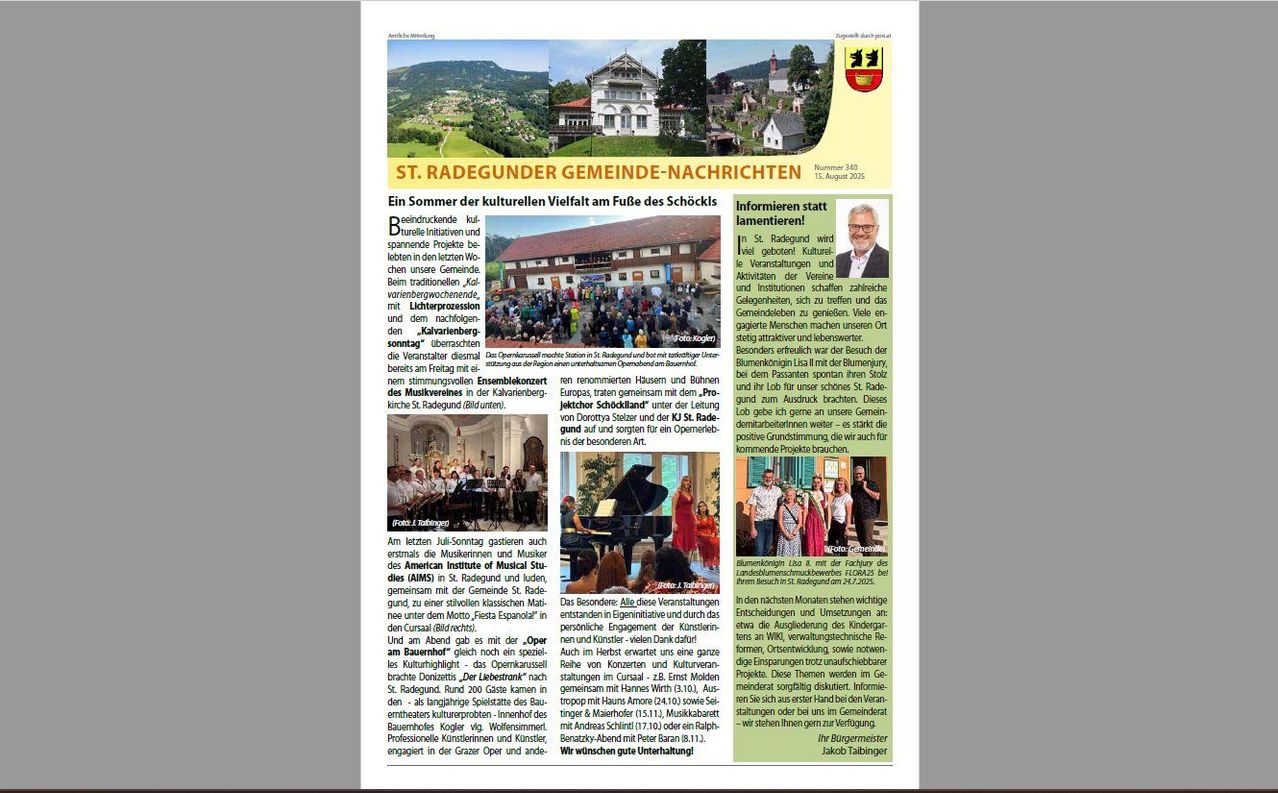 Das Bild zeigt ein Gemeindeblatt aus St. Radegund vom 15. August 2025. Es beinhaltet eine Mischung aus kulturellen Veranstaltungen, einschließlich eines Musikkonzerts, traditioneller Zusammenkünfte und einer Freiluftmesse. Es zeigt auch ein Foto eines Dorfplatzes mit einem Haus und Bäumen.