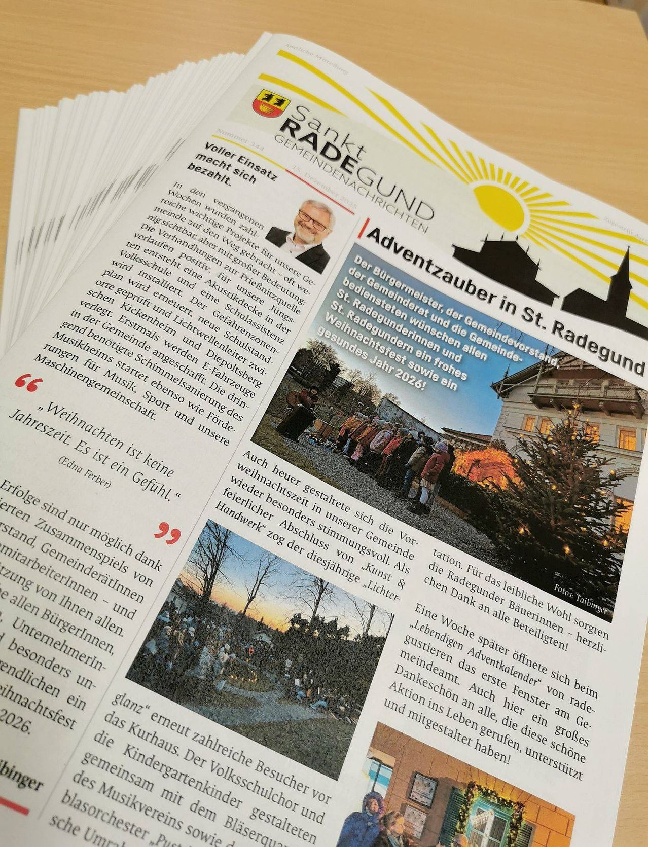Ein Zeitungsausschnitt zeigt die Gemeinde Sankt Radegund. Es enthält Bilder von Menschen, einem Gebäude und einem Weihnachtsbaum sowie Text über Gemeindeveranstaltungen und Weihnachtswünsche.
