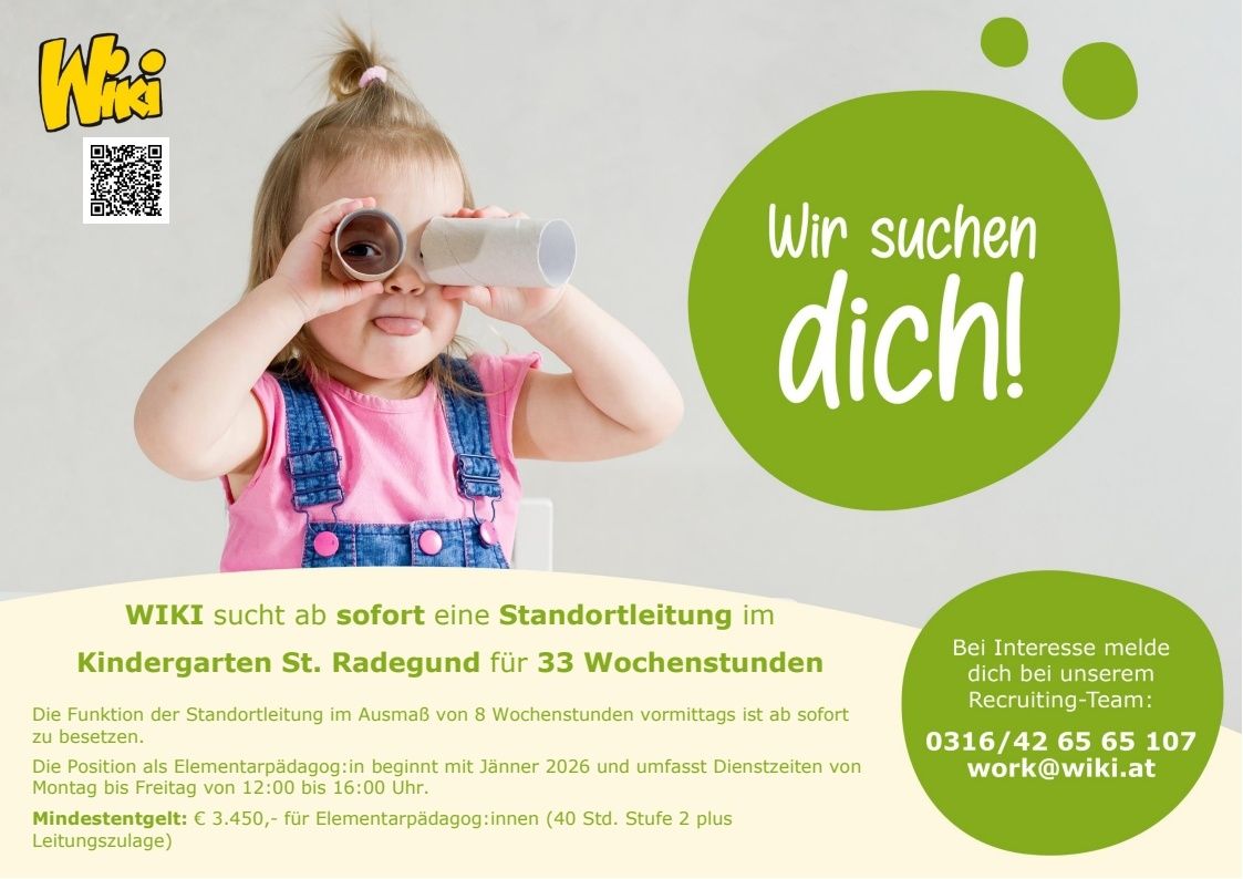 Ein kleines Mädchen hält eine Papierröhre vor die Augen und schaut hindurch. Sie trägt ein rosa Shirt und eine blaue Latzhose. Der Plakat hinter ihr enthält Rekrutierungsinformationen auf Deutsch.