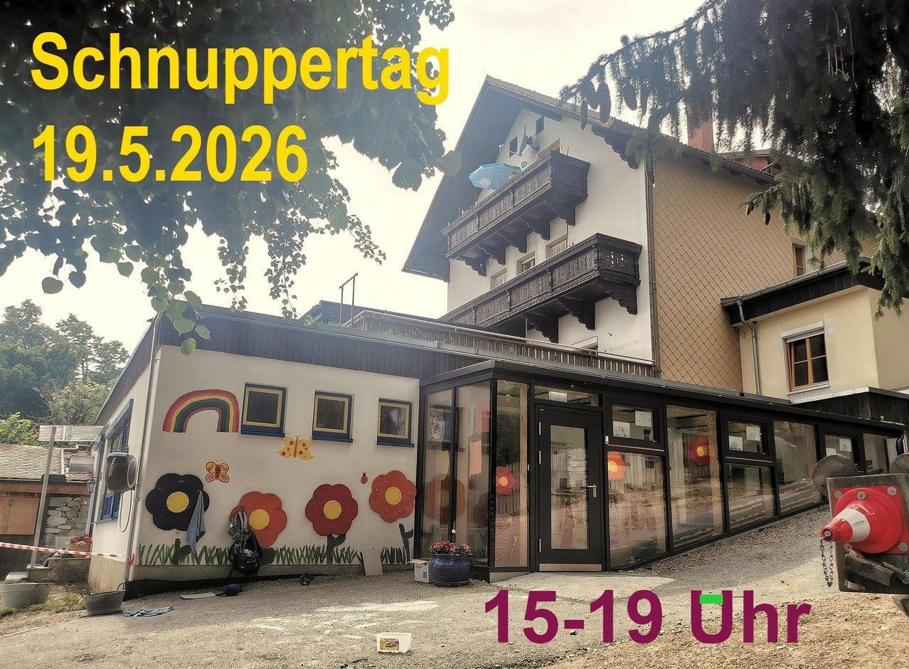 Ein Gebäude mit einem bunten Wandbild und Glastüren, datiert 5.2026, zeigt eine Veranstaltung zum Tag der offenen Tür am 5. Mai 2026 von 15 bis 19 Uhr an.