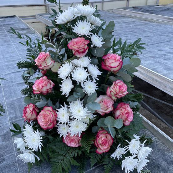 Bild enthält, Flower, Flower Arrangement, Plant, Flower Bouquet, Rose, Art, Christmas, Christmas Decorations, Festival