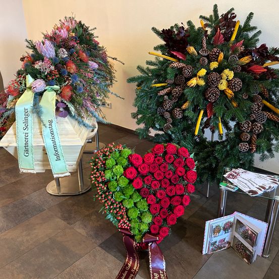 Bild enthält, Flower, Flower Arrangement, Plant, Flower Bouquet, Christmas, Christmas Decorations, Festival, Christmas Tree