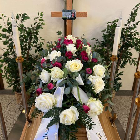 Bild enthält, Flower, Flower Arrangement, Plant, Rose, Flower Bouquet, Cross, Symbol, Candle, Funeral, Person