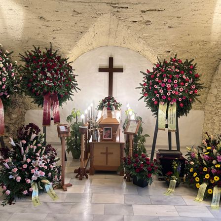 Bild enthält, Flower, Flower Arrangement, Plant, Christmas, Christmas Decorations, Festival, Flower Bouquet, Building, Christmas Tree, Person