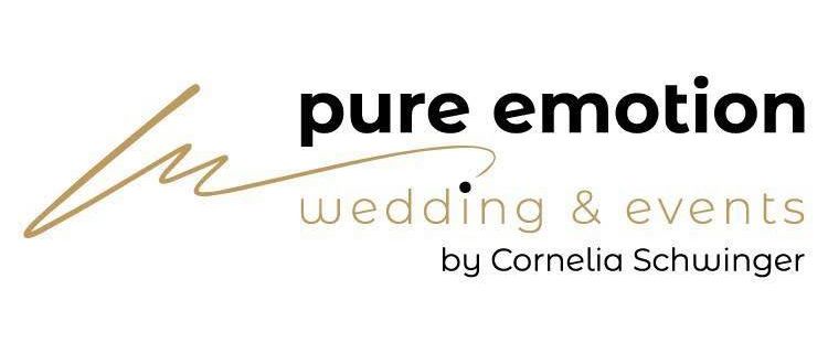 Pure Emotion, ein Hochzeits- und Eventdesign-Service von Cornelia Schwinger, ist auf weißem Hintergrund dargestellt. Das Logo zeigt den Markennamen in fetter schwarzer Schrift, mit 'Hochzeit & Events' in Gold. Der Text ist zentriert und stilisiert.
