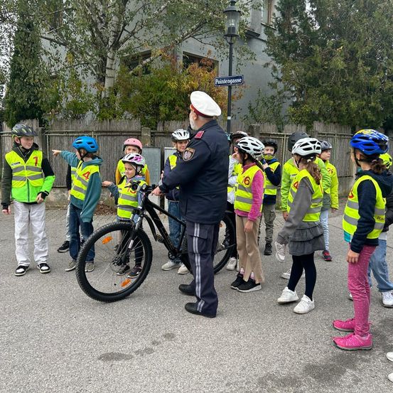 Bild enthält, People, Person, Helmet, Worker, Child, Female, Girl, Bicycle, Police Officer, Wheel
