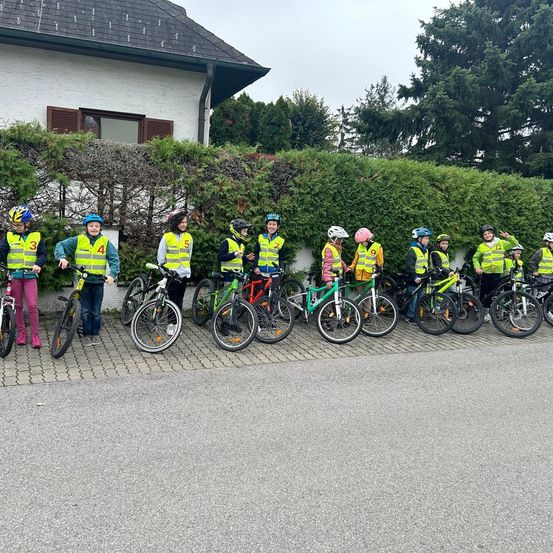 Bild enthält, Helmet, Person, Bicycle, Cycling, Sport, Transportation, Vehicle, Machine, Wheel, E-scooter