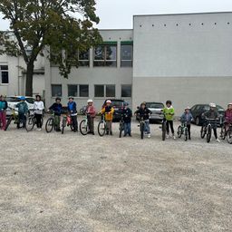 Bild enthält, Helmet, Person, E-scooter, Vehicle, Wheel, Car, Bicycle, College, Police Station, Cycling