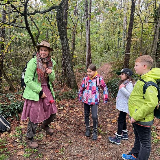 Bild enthält, Person, Walking, Bag, Vegetation, Boy, Child, Male, Coat, Photography, Woman