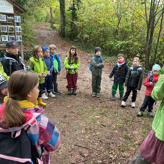 Bild enthält, Person, Walking, Bag, Vegetation, Child, Female, Girl, Backpack, Jacket, Boy