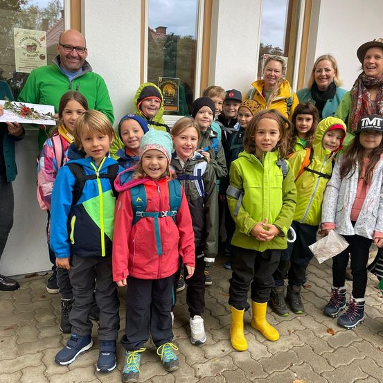 Bild enthält, People, Person, Groupshot, Coat, Jacket, Boy, Child, Male, Adult, Man