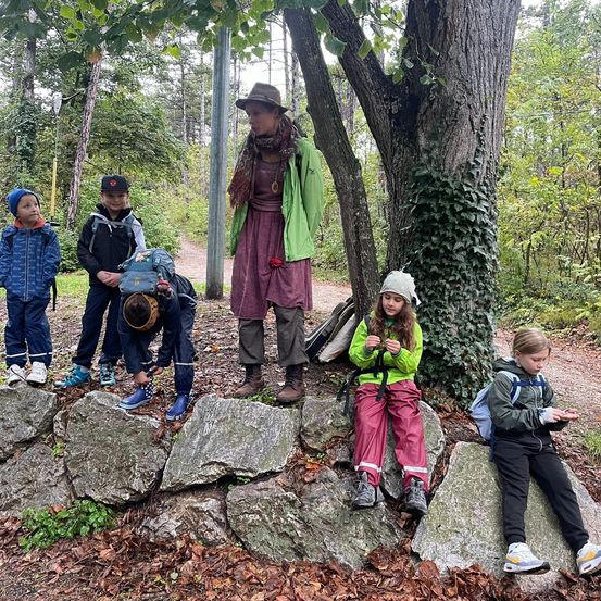 Bild enthält, Vegetation, People, Person, Bag, Child, Female, Girl, Tree, Walking, Boy